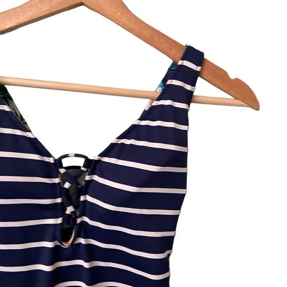 Tommy Bahama Tropi-Calling Reversible Lace-Back One-Piece Swimsuit in Size 6 - Picture 13 of 16